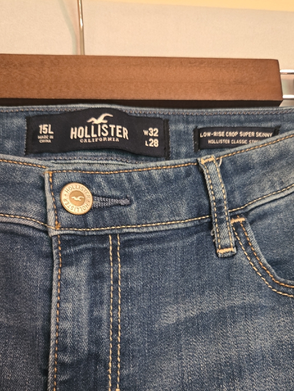 Hollister Women's Cropped Skinny Jeans in Medium Blue Wash Size 15L 32×28 NWOT - Picture 2 of 7